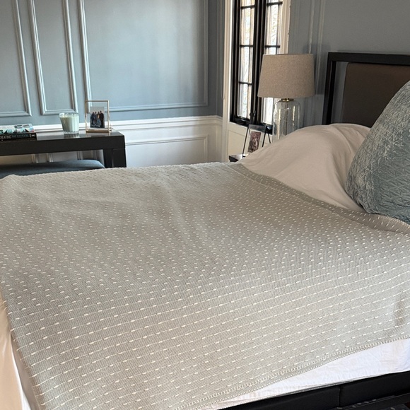 The Farmhouse Rachel Ashwell Throw Blanket - Picture 2 of 5